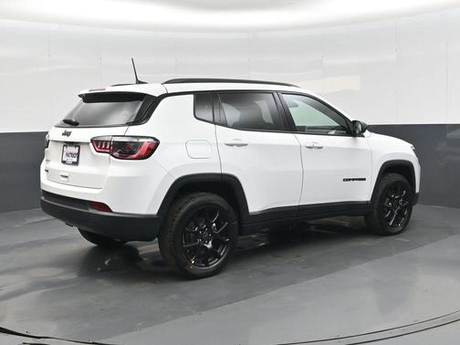 Bright White Clearcoat 2026 Jeep Compass Latitude