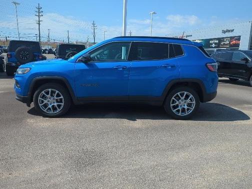 2022 Jeep Compass Latitude Lux