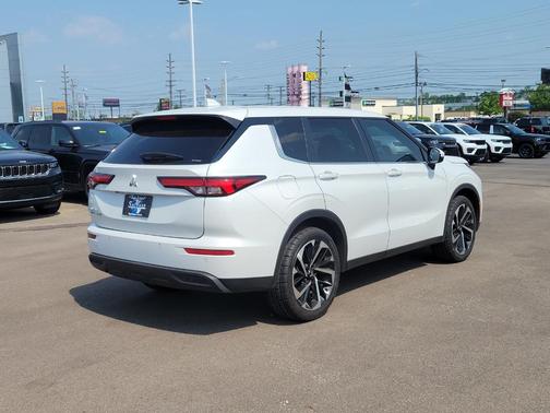 2022 Mitsubishi Outlander ES