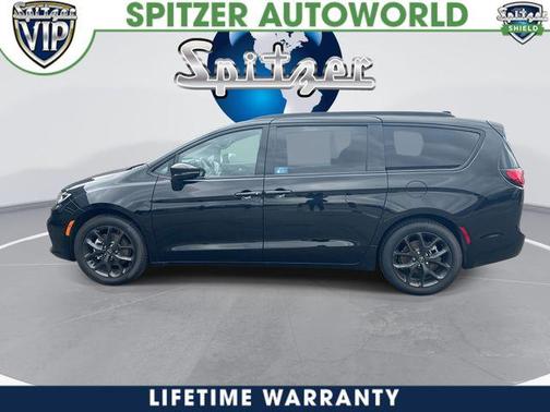 Diamond Black 2026 Chrysler Pacifica Select