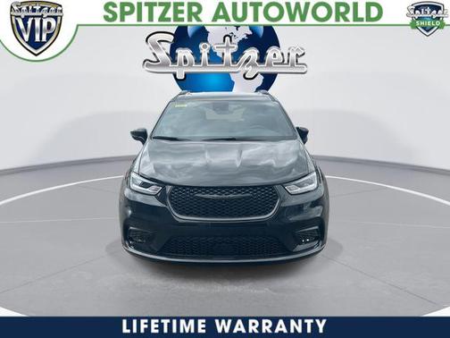 Diamond Black 2026 Chrysler Pacifica Select