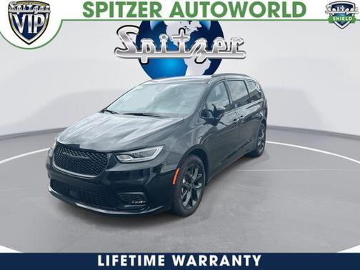 Diamond Black 2026 Chrysler Pacifica Select