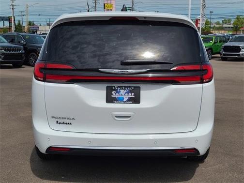 2025 Chrysler Pacifica Select