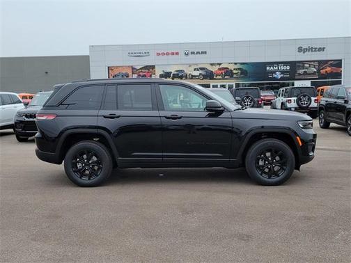 2025 Jeep Grand Cherokee Laredo