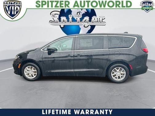 Diamond Black 2026 Chrysler Pacifica Select