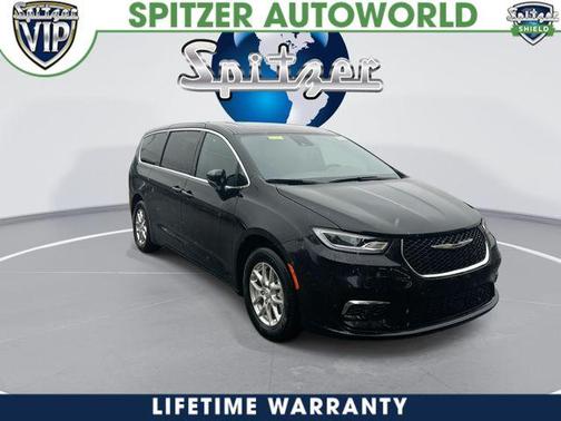 Diamond Black 2026 Chrysler Pacifica Select