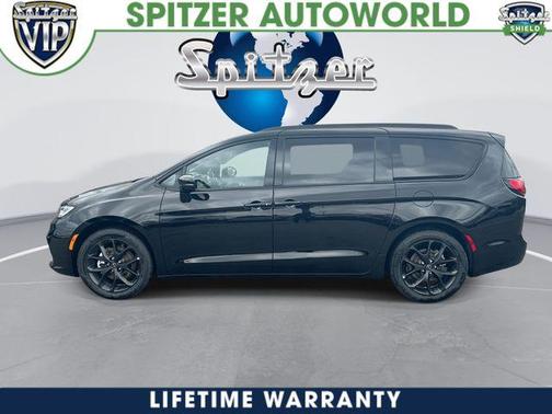 Diamond Black 2026 Chrysler Pacifica Limited