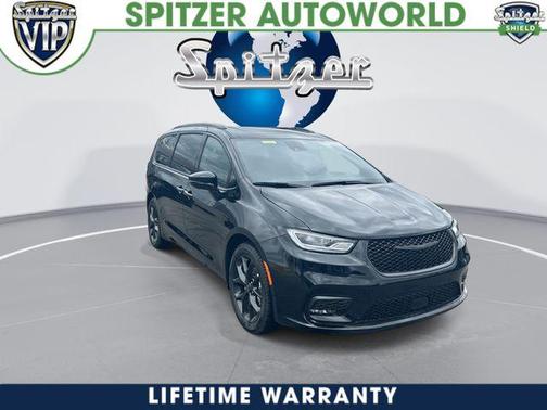 Diamond Black 2026 Chrysler Pacifica Limited