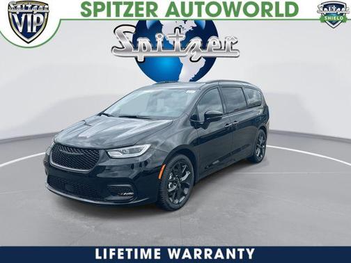 Diamond Black 2026 Chrysler Pacifica Limited