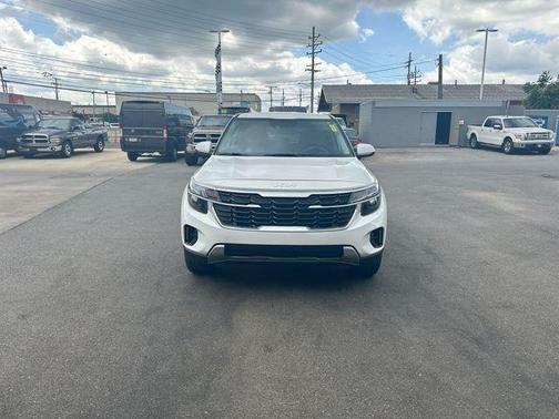 Snow White Pearl 2024 Kia Seltos LX