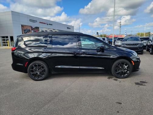 2024 Chrysler Pacifica Touring-L