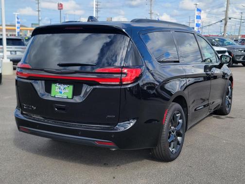 2024 Chrysler Pacifica Touring-L