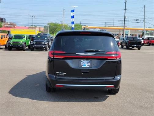 2022 Chrysler Pacifica Touring-L
