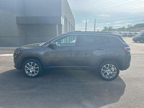 Granite Crystal Clearcoat Metallic 2023 Jeep Compass Latitude Lux