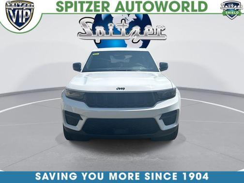 Bright White Clearcoat 2024 Jeep Grand Cherokee Laredo