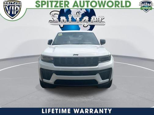 Bright White Clearcoat 2026 Jeep Grand Cherokee Laredo