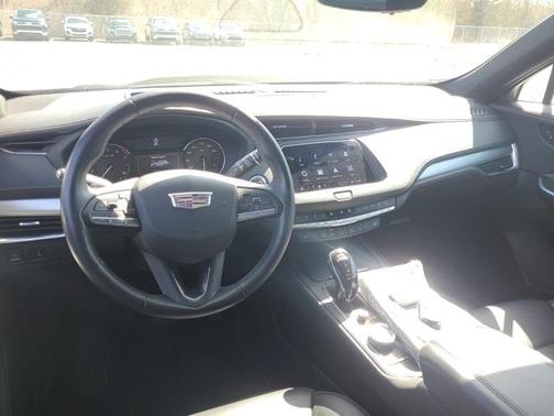 2022 Cadillac XT4 Premium Luxury