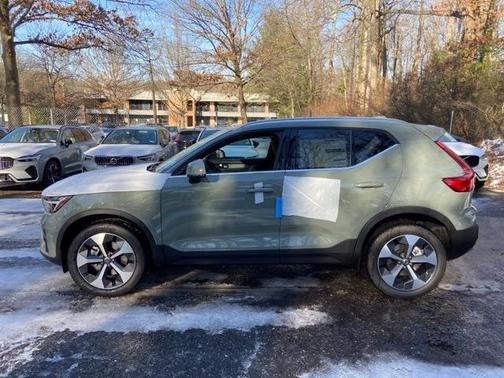 2025 Volvo XC40 B5 Plus Bright Theme