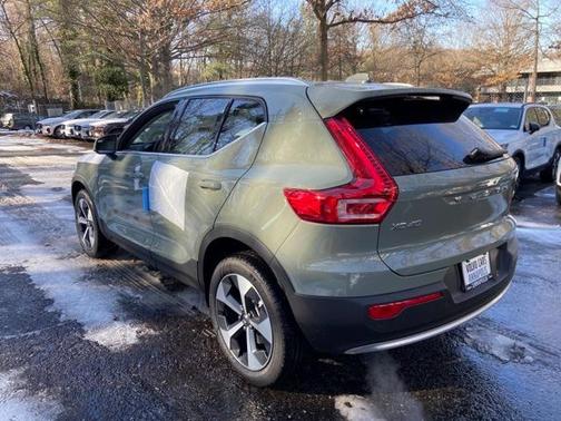 2025 Volvo XC40 B5 Plus Bright Theme
