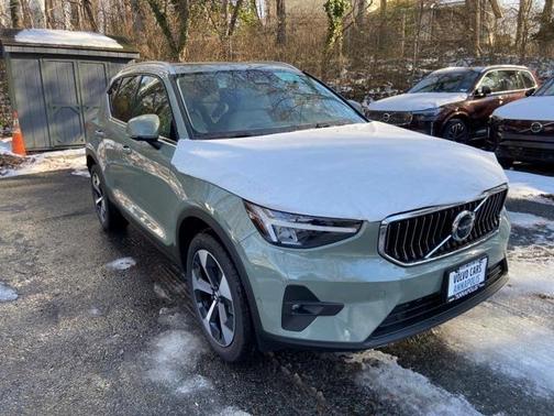 2025 Volvo XC40 B5 Plus Bright Theme