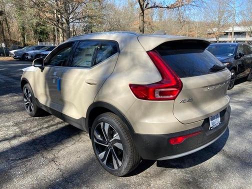 2025 Volvo XC40 B5 Ultra Bright Theme