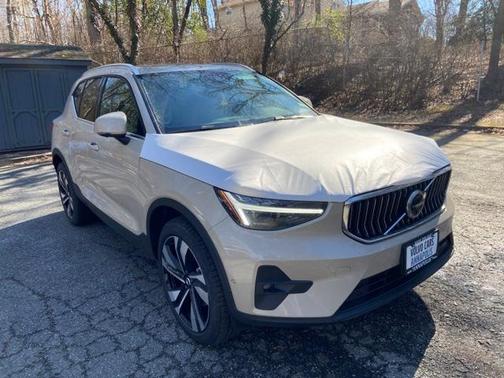 2025 Volvo XC40 B5 Ultra Bright Theme