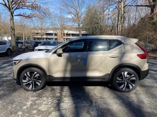 2025 Volvo XC40 B5 Ultra Bright Theme