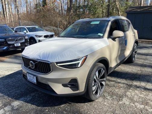 2025 Volvo XC40 B5 Ultra Bright Theme