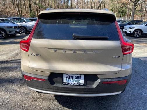 2025 Volvo XC40 B5 Ultra Bright Theme