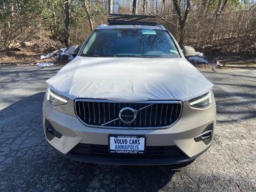 2025 Volvo XC40 B5 Ultra Bright Theme