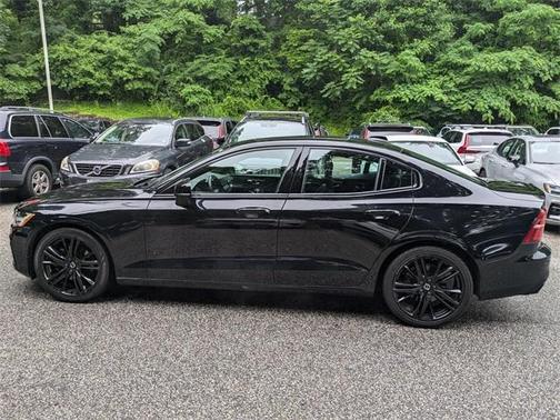 2022 Volvo S60 B5 Black Edition R-Design