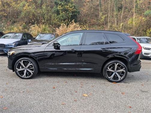 2023 Volvo XC60 B5 Ultimate Dark Theme