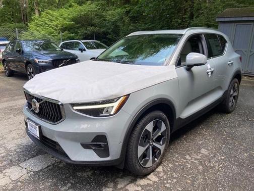 2025 Volvo XC40 B5 Plus Bright Theme