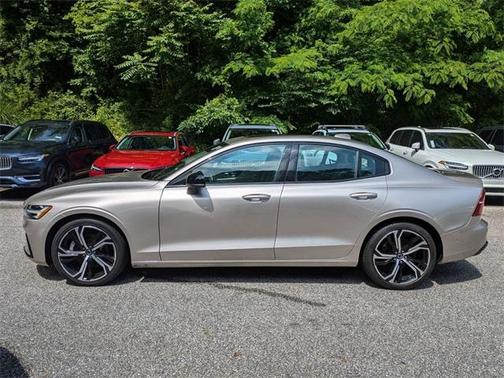 2024 Volvo S60 B5 Plus Dark Theme
