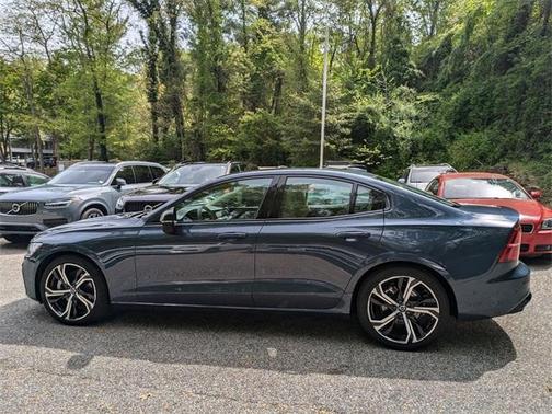 2024 Volvo S60 B5 Plus Dark Theme