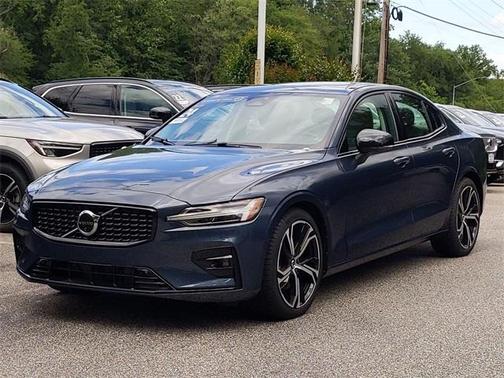 2024 Volvo S60 B5 Plus Dark Theme
