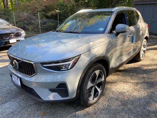 2025 Volvo XC40 B5 Core Bright Theme