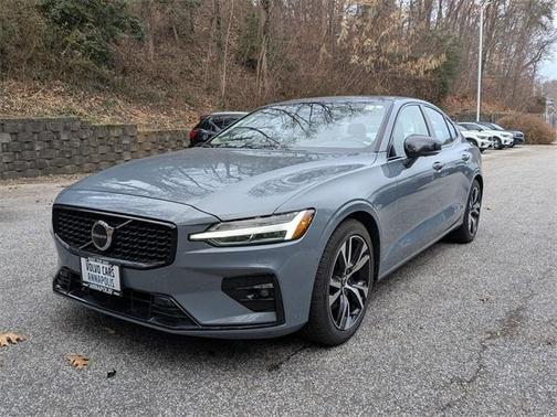 2023 Volvo S60 B5 Plus Dark Theme