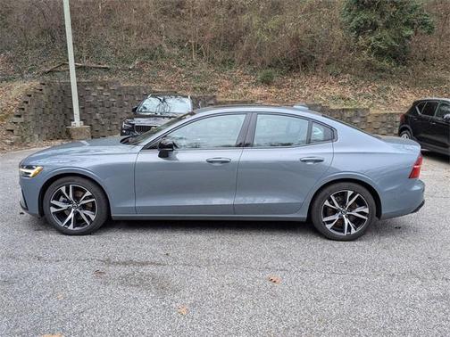 2023 Volvo S60 B5 Plus Dark Theme