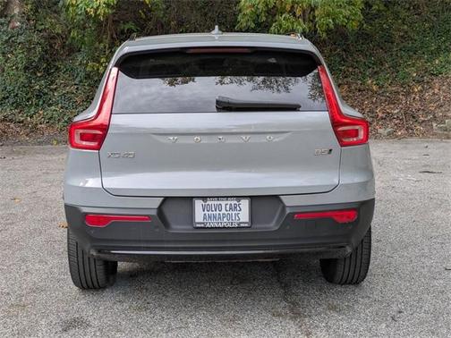 2024 Volvo XC40 B5 Plus Dark Theme