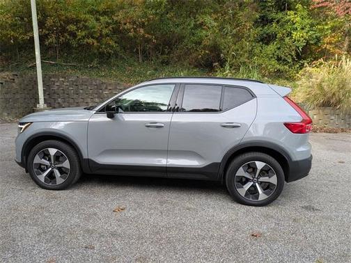 2024 Volvo XC40 B5 Plus Dark Theme