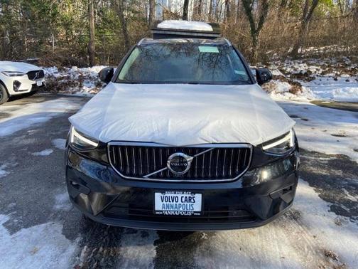2025 Volvo XC40 B5 Ultra Bright Theme