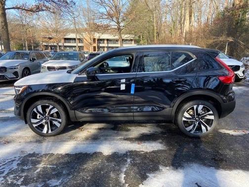 2025 Volvo XC40 B5 Ultra Bright Theme