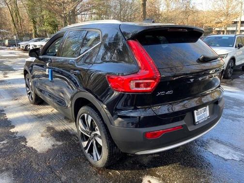 2025 Volvo XC40 B5 Ultra Bright Theme