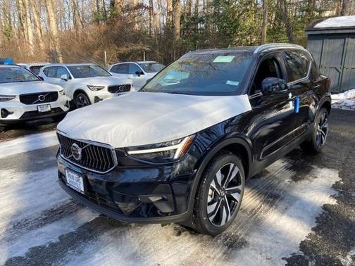 2025 Volvo XC40 B5 Ultra Bright Theme
