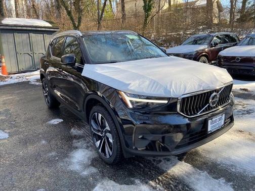 2025 Volvo XC40 B5 Ultra Bright Theme
