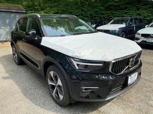2025 Volvo XC40 B5 Plus Bright Theme