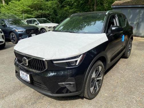 2025 Volvo XC40 B5 Plus Bright Theme