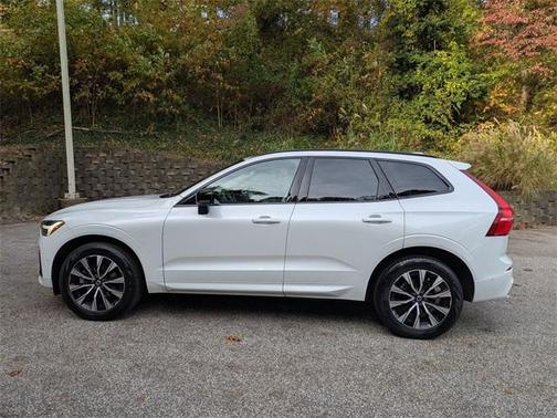 2023 Volvo XC60 B5 Plus Dark Theme