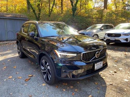 2025 Volvo XC40 B5 Plus Bright Theme
